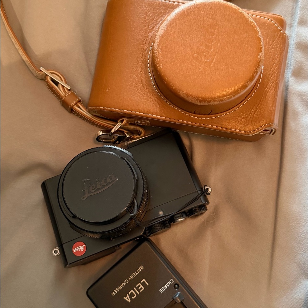 Leica D-Lux typ 109 with Brown Leather Case - Black/ Brown